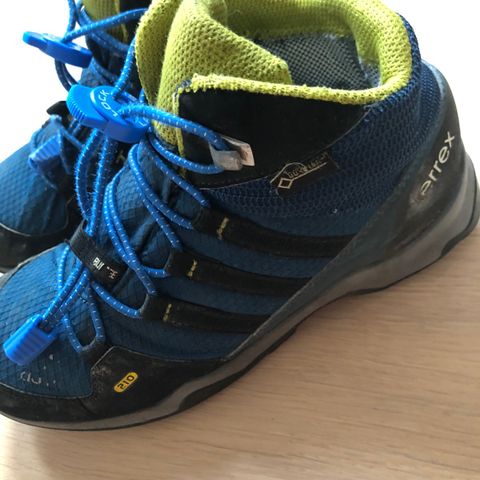 Adidas goretex tursko str 34