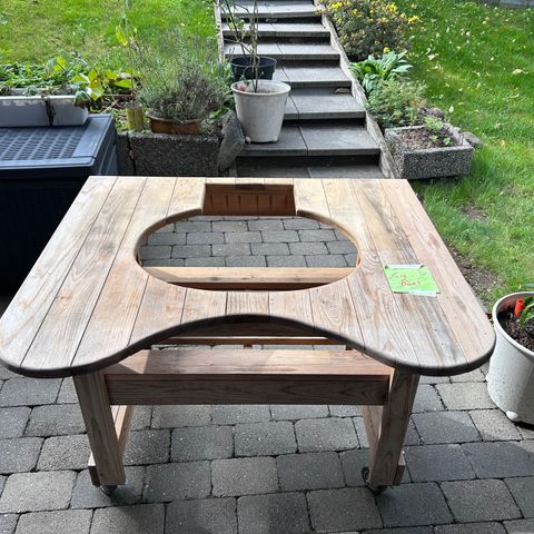 BBQ table made for round pizza oven