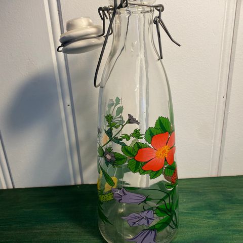 Flaske med blomstertrykk og porselenskork