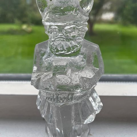 Pukeberg glassviking selges