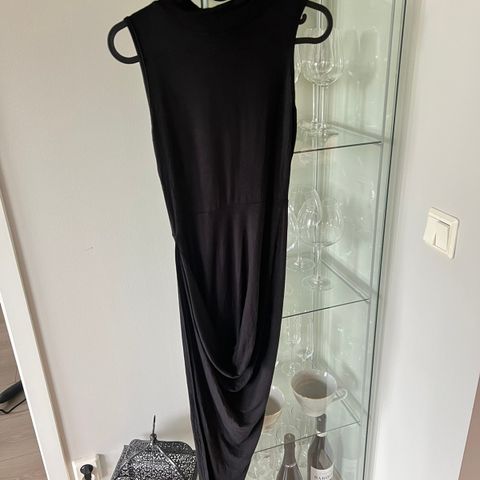 Enkel svart kjole med høy hals og uten armer