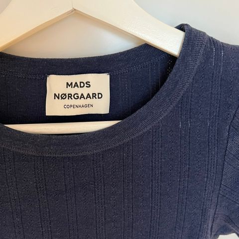 Mads Nørgaard blå t-skjorte i str. S