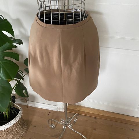 Katrin Uri skjørt i beige str 38 selges jr 300,-