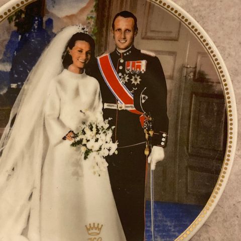 Platte med bryllupsbilde av Kronprins Harald og Kronprinsesse Sonja. PP