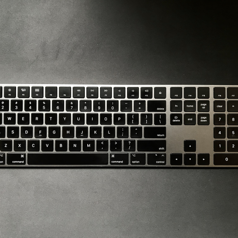 Apple Magic Keyboard med numpad, space gray