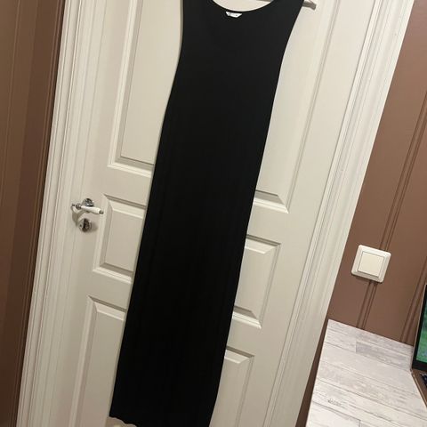 Lang, svart kjole
