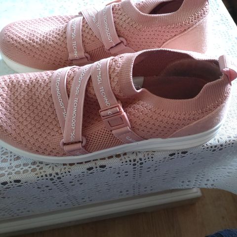 str  38/39 ekko str40 rosa  300 kr for begge parene