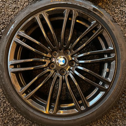 Originale BMW M Felger med Pirelli sommerdekk