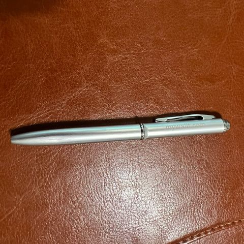 Liten penn i metal, passer inni lommebok