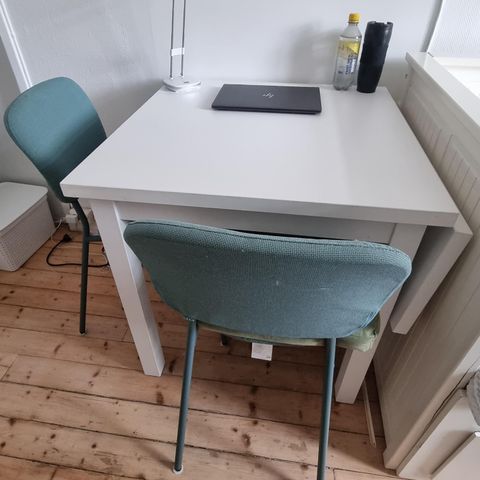 IKEA bord og 2 IKEA stoler gis bort