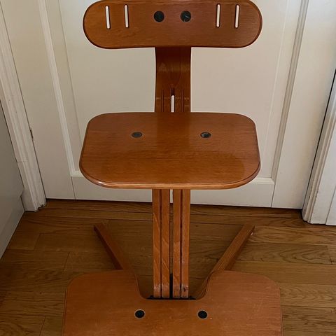 STOKKE NOMI DESIGNER STOL SOM VOKSER MED BARNET