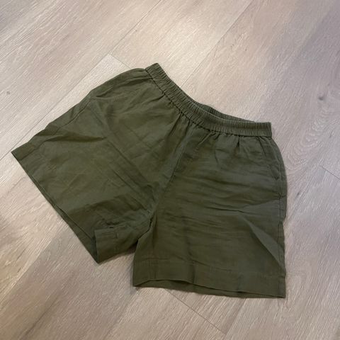 Grønn shorts i 100 % lin