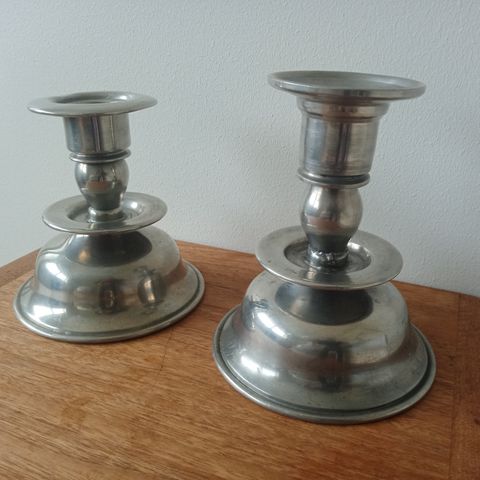 2 flotte vintage tinn lysestaker.