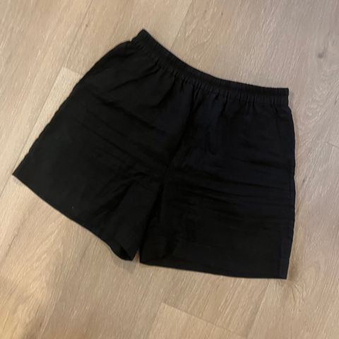 Svart shorts i 100 % lin