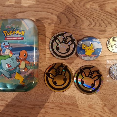 Pokémon TCG - Celebrations coins og tin
