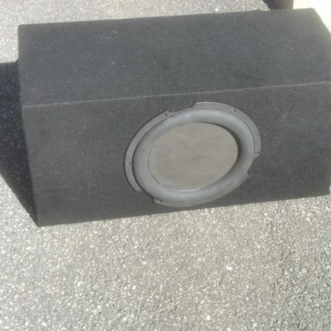 Subwoofer og forsterker selges