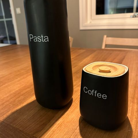 Dekorative beholdere til kaffe og pasta