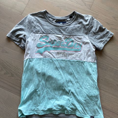 Superdry t-skjorte str 36