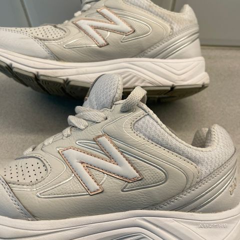 New Balance i ekte skinn, str. 37,5 selges kr. 650,-