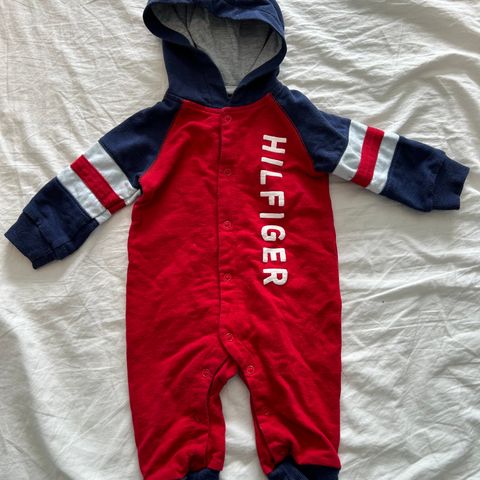 Tommy Hilfiger drakt 3-6mnd