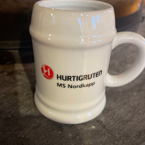 kopp med med logo Hurtigruten selges for 50 kr