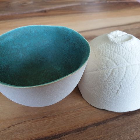 Skåler i keramikk selges