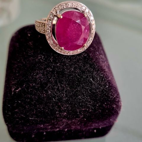 Stor rubin- og diamant ring