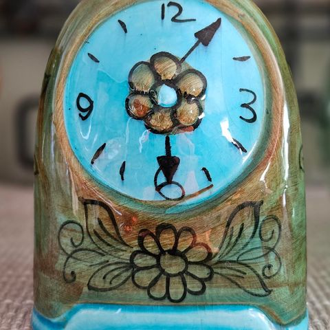 Artig, dekorativ sparebøsse formet som et ur, italiensk keramikk