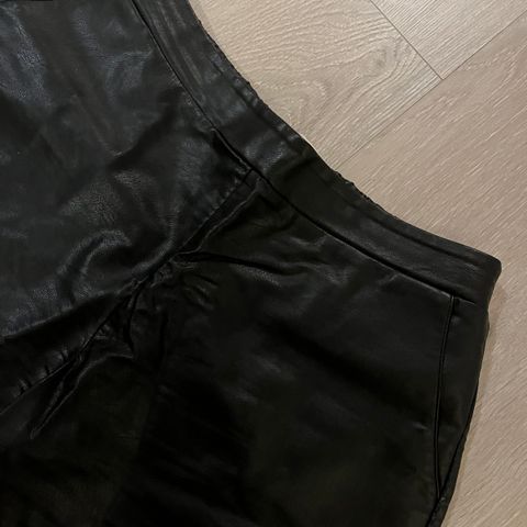 Shorts i imitert skinn fra Line of Oslo