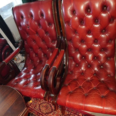 "Slipper chairs" i Chesterfield-stil