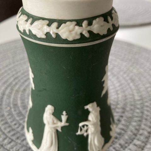 Nydelig, mørkegrønn Wedgewood vase