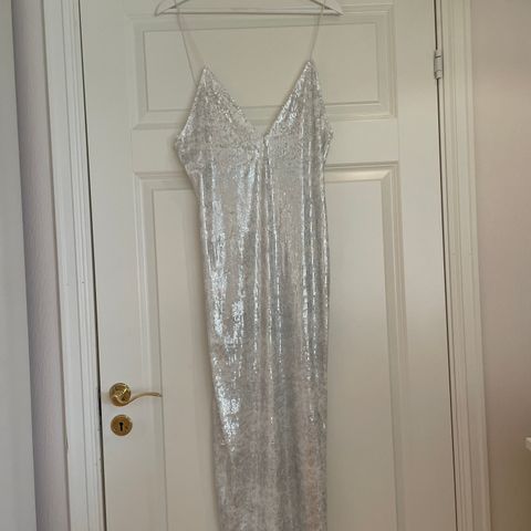 Lang kjole fra Zara i sølv / hvitt