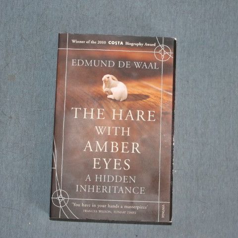 The Hare with Amber Eyes av Edmund de Waal (engelsk/English)