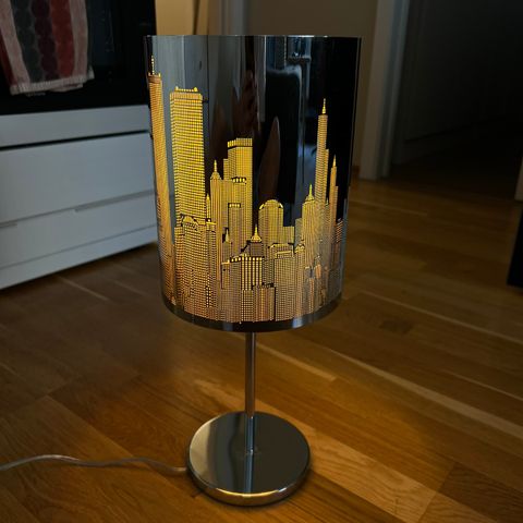 Lampe med NYC skyline motiv