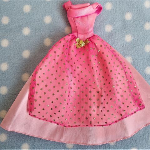 Ballkjole til Barbie dukke med rosa tag. Fra 80- tallet?