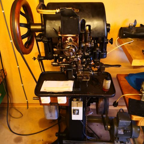 Kraftig symaskin (med to nåler og motor)