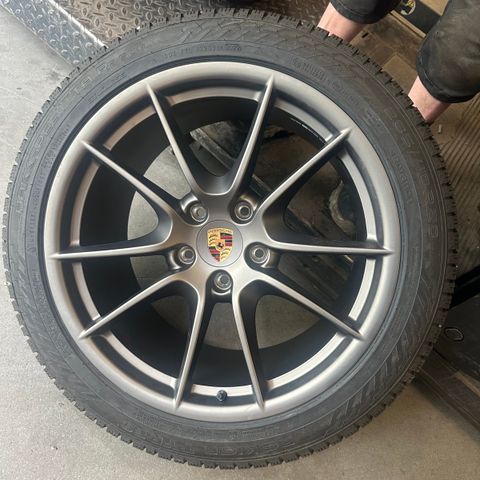 Porsche Taycan komplette vinterhjul - 20 toms - Nokian piggfritt R5