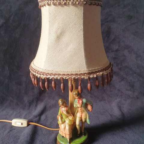 Vintage figurlampe selges