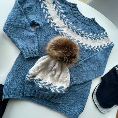 snøløve genser med lue (blå og hvit)