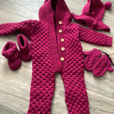 100% merino ytterdress for babyen 6-9mnd med votter,lue og sko