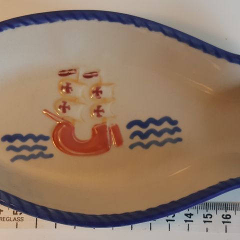 Porselens-skål formet som en fisk keramikk . trnd 80