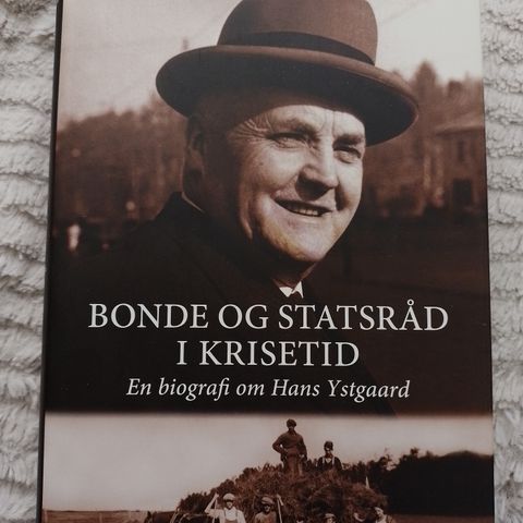 BONDE OG STATSRÅD I KRISETID - En biografi om Hans Ystgaard. SOM NY!