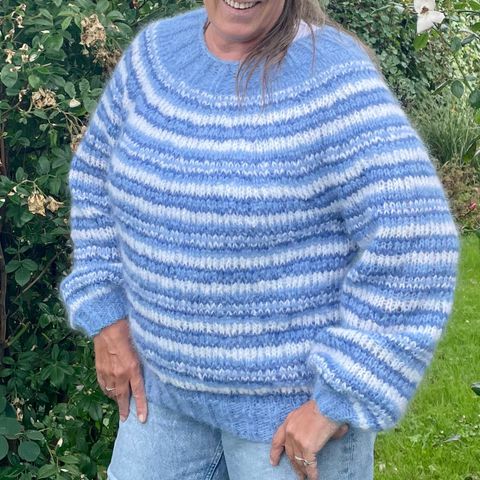 «Heidi’s Stripegenser» en lett oversized strikkegenser i Mohrino