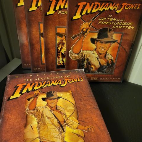 Indiana Jones alle 4 filmer: samleboks med 3 filmer og bonus dvd, og en blu-ray!