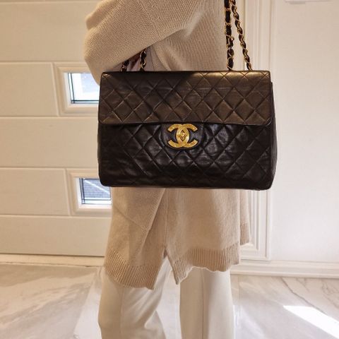 Chanel Classic Flap Maxi veske, sort