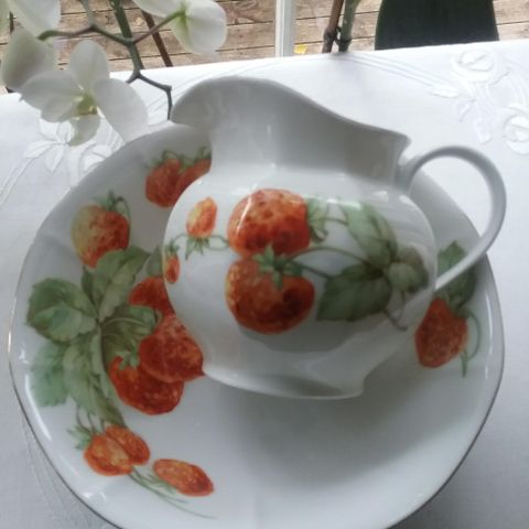 Bolle og mugge med jordbær dekor