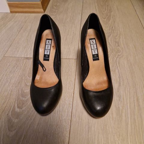 Pent brukte pumps i sort/svart skinn, str 35