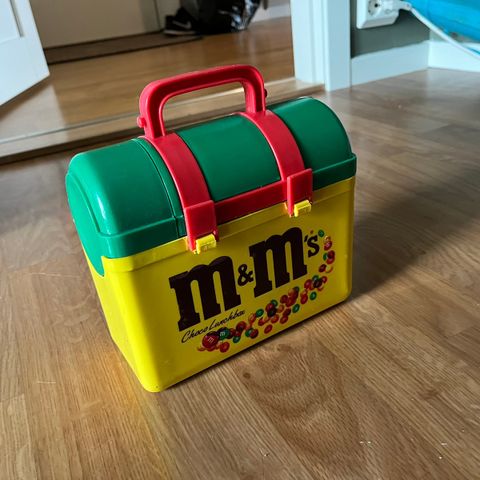 Gammel m&ms matboks med flaske