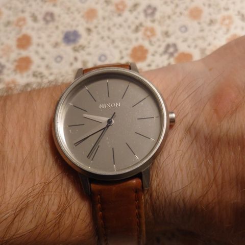 Nixon minimalist klokke med lærreim