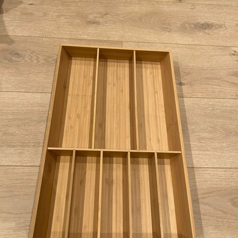Bestikkskuff i bambus fra IKEA